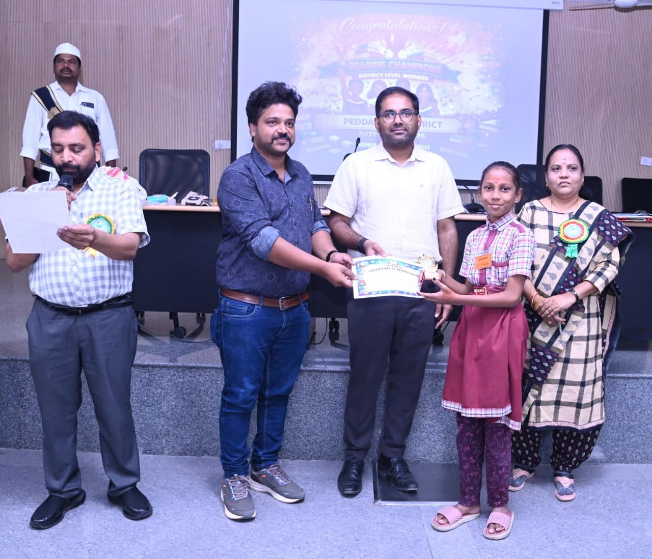 ఘనంగా జిల్లా స్థాయి రీడింగ్ ఛాంపియన్షిప్ పోటీలు:: జిల్లా కలెక్టర్ కోయ శ్రీ హర్ష  *రీడింగ్ కాంపిటీషన్ 2026 లో విజేతలకు బహుమతులు పంపిణీ చేసిన జిల్లా కలెక్టర్